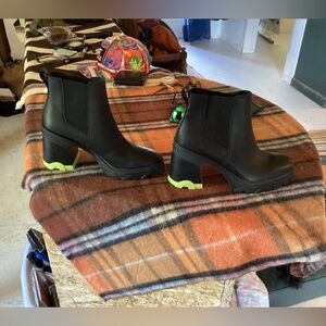 Sorel Brex Chelsea Black Lime Green Weatherproof Boots